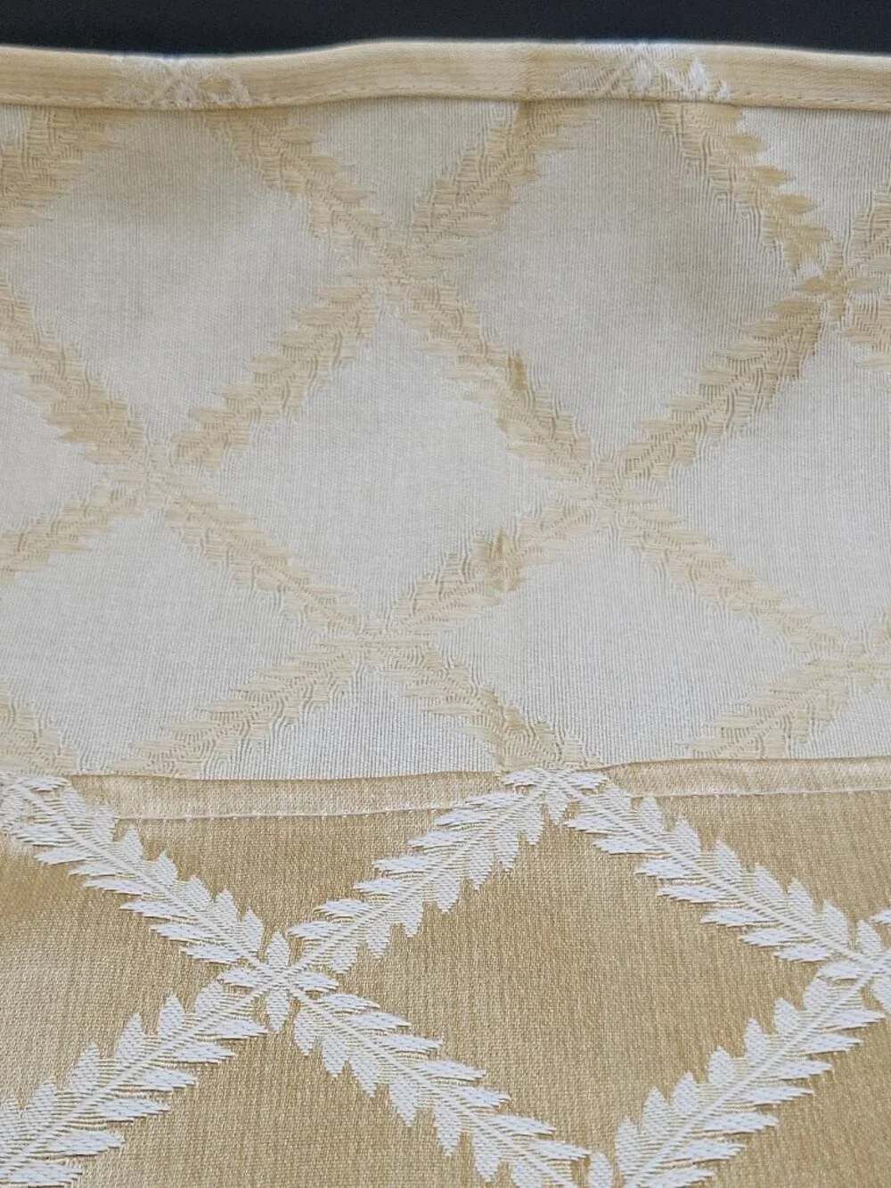 Lenox Laurel Leaf Gold Geometric Square Napkin Cotton/Polyester Reversible. (4)